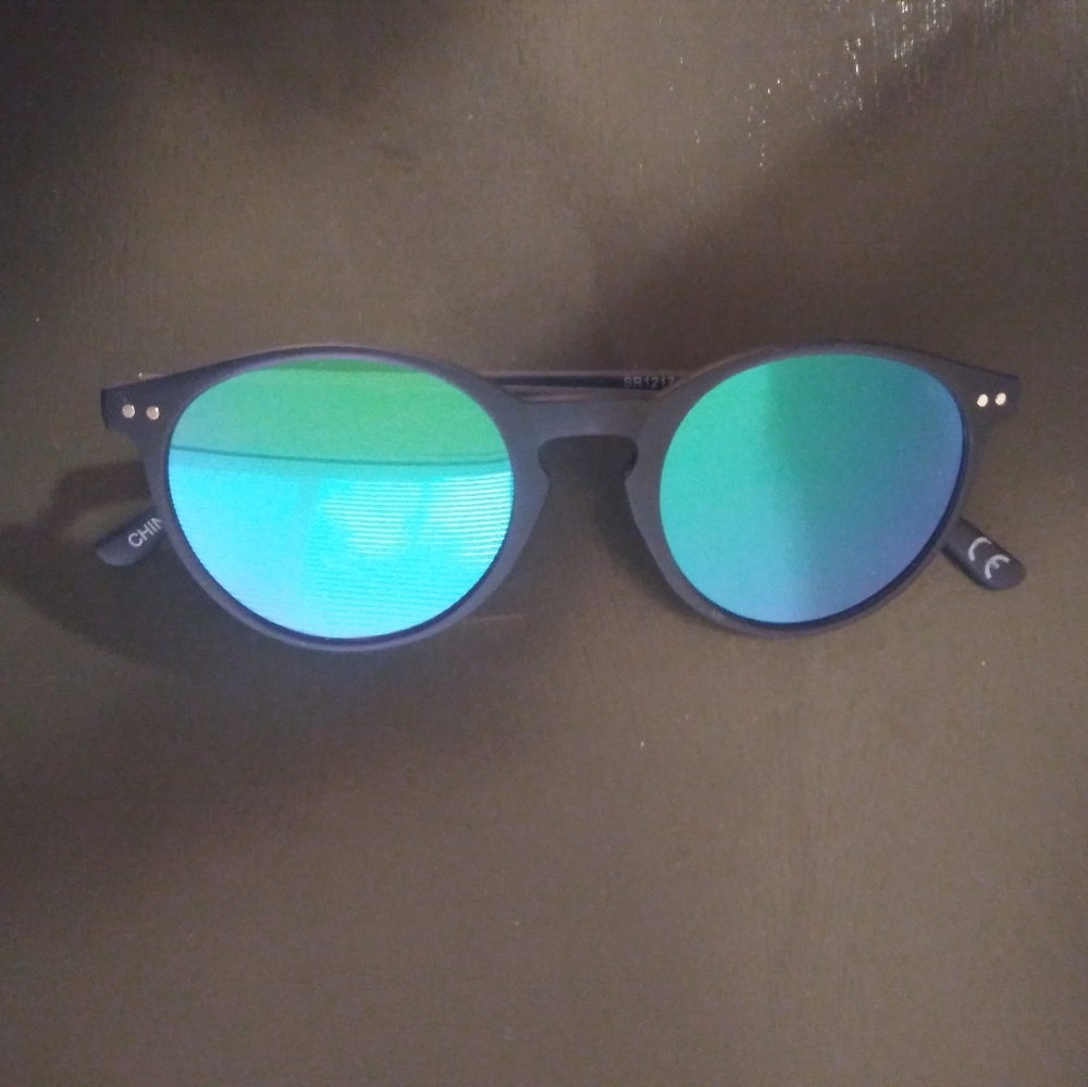Foster Grant Dark Grey reflective sunglasses NWOT